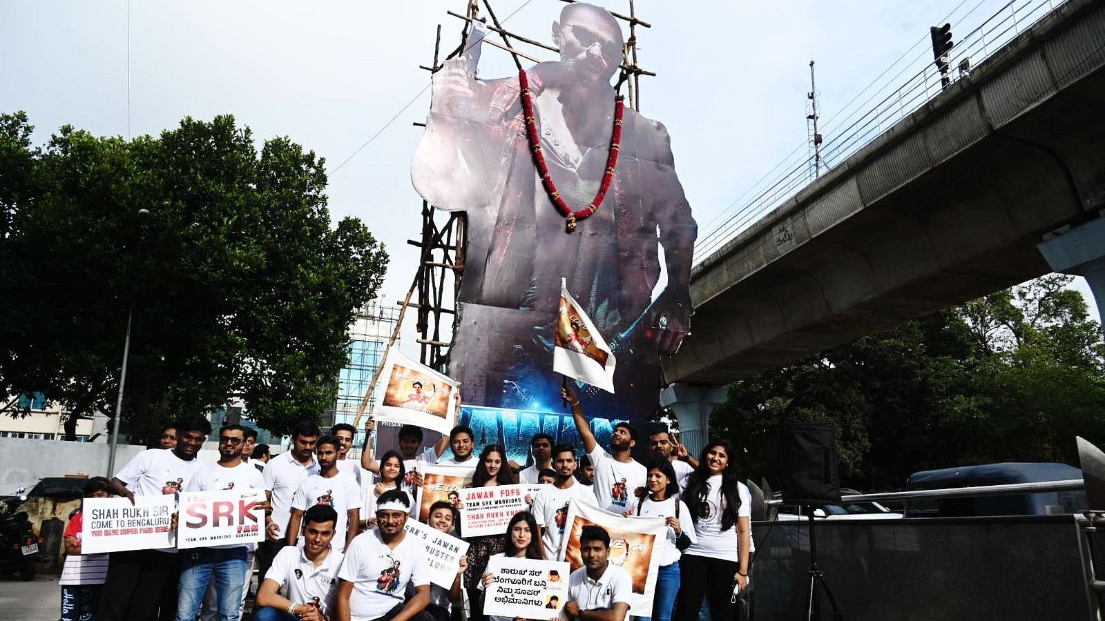 <div class="paragraphs"><p>Actor Shahrukh Kahn’s fans in Bengaluru celebrate the release his latest movie Jawan at Swagath Shankarnag Chitramandira, MG Road on Thursday.</p></div>