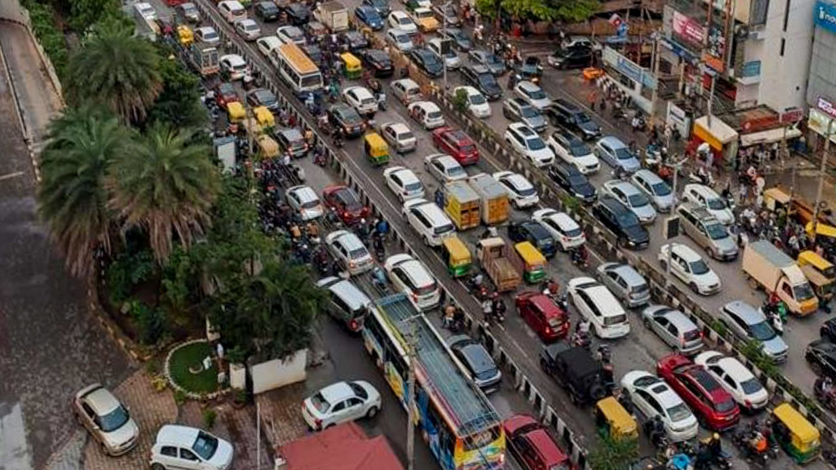 <div class="paragraphs"><p>A massive traffic jam on the Outer Ring Road in Bengaluru on Wednesday.</p></div>