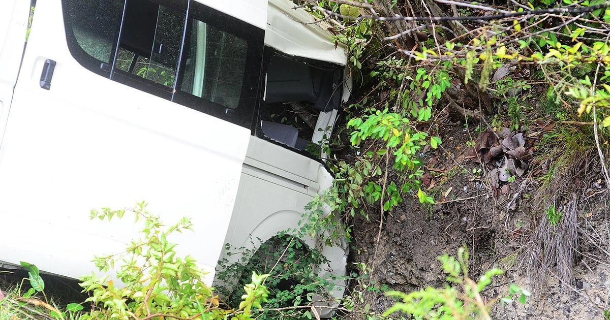 Eight die as tourist bus falls into gorge in Nilgiris Eight die as tourist bus falls into gorge in Nilgiris