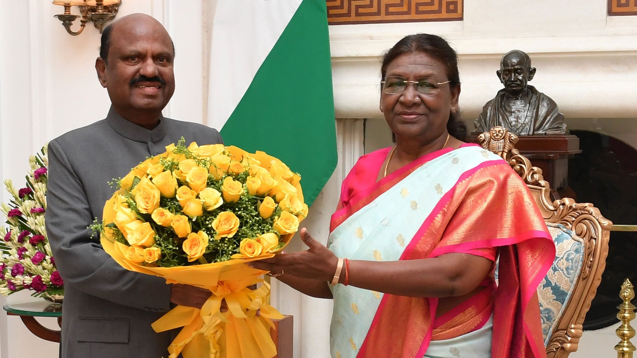 <div class="paragraphs"><p>West Bengal Governor C V Ananda Bose and President Droupadi Murmu.</p></div>