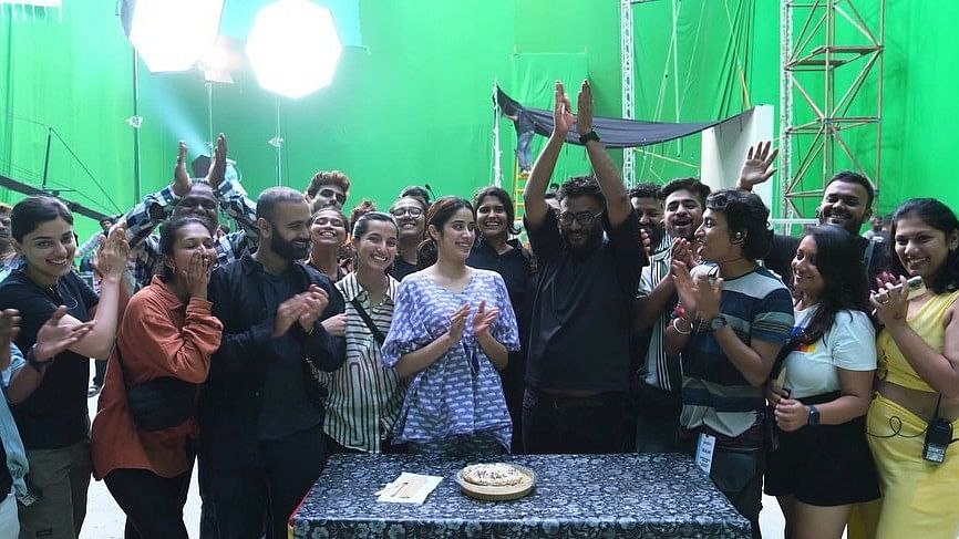 <div class="paragraphs"><p>Janhvi Kapoor celebrating the completion of shooting of her upcoming movie 'Ulajh'.</p></div>
