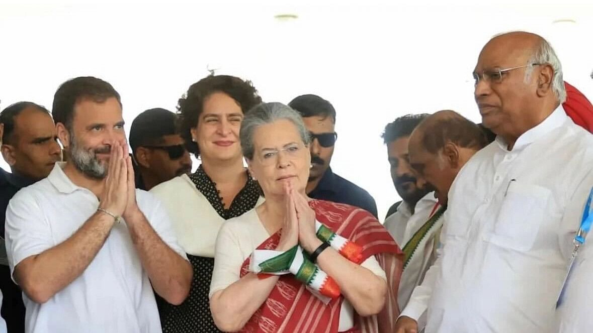 <div class="paragraphs"><p>Rahul Gandhi, Priyanka Gandhi, Sonia Gandhi and Mallikarjun Kharge in Hyderabad for CWC meeting.</p></div>