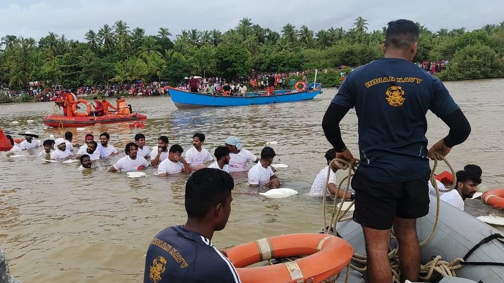 <div class="paragraphs"><p>Indian Navy divers helping people reach the shore safely.</p></div>