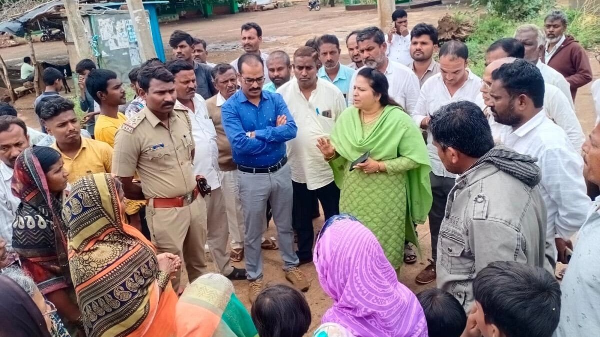 <div class="paragraphs"><p>Tahasildar Anjum Tabassum holds discussion with people of Sindabandagi village of Humnabad taluk after the tremor on Tuesday.</p></div>