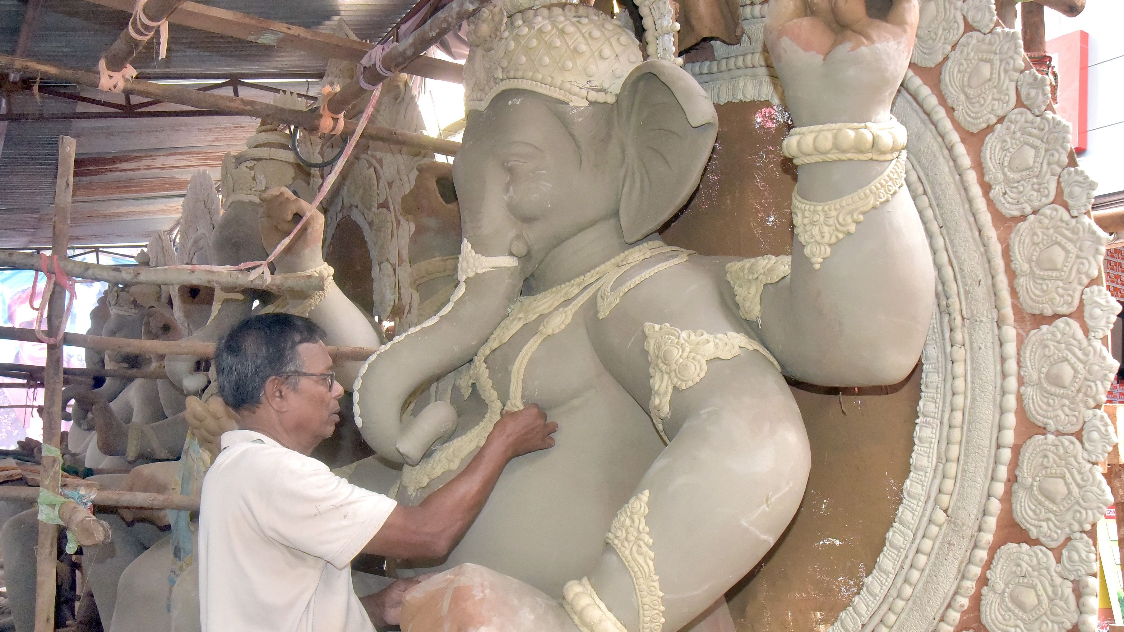 <div class="paragraphs"><p>Appu Pal from West Bengal makes a Ganapati idol at Marathagalli in Hubballi. </p></div>