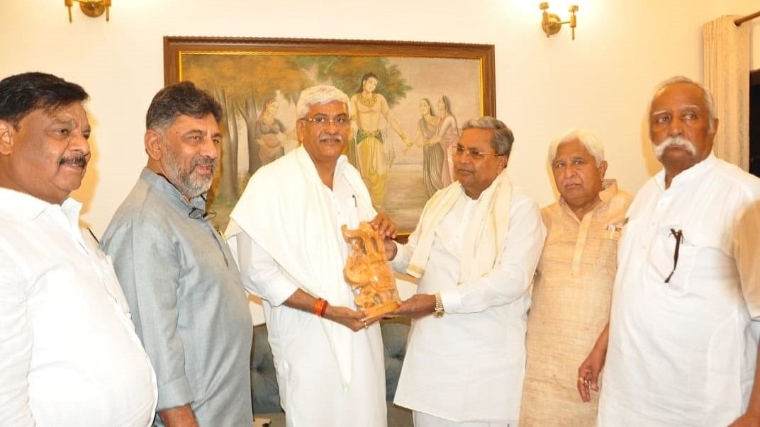 <div class="paragraphs"><p>Chief Minister Siddaramaiah presents a memento to&nbsp;Union Jal Shakti Minister Gajendra Singh Shekhawat in New Delhi on Thursday. Deputy Chief Minister D K Shivakumar, Ministers H K Patil, Cheluvarayaswamy and H C Mahadevappa are seen.</p></div>