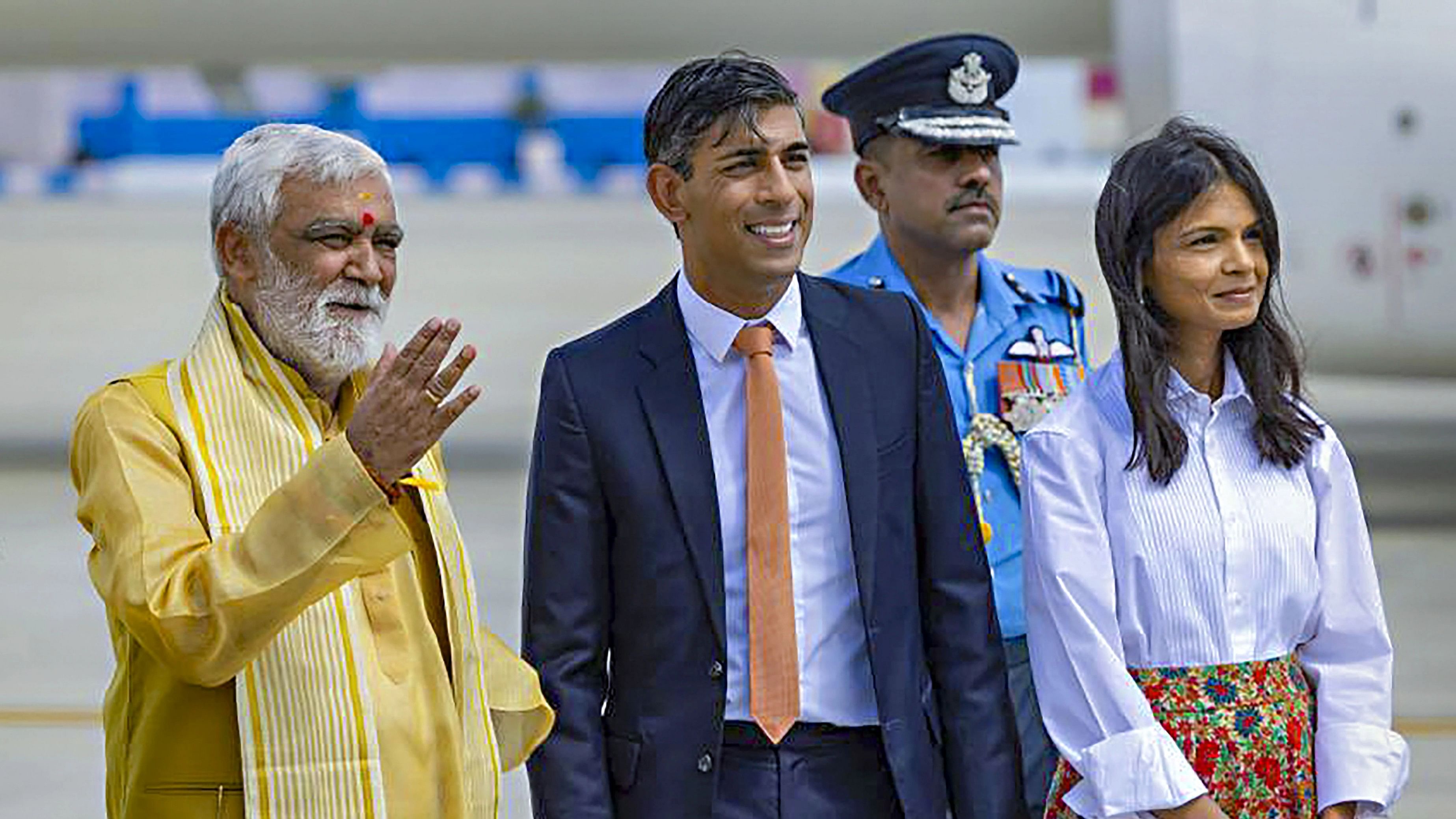 <div class="paragraphs"><p>Prime Minister of the United Kingdom Rishi Sunak and First Lady of the United Kingdom Akshata Murty being welcomed by the Minister of State for Consumer Affairs, Food &amp; Public Distribution, Environment, Forest and Climate Change Ashwini Kumar Choubey upon their arrival at Palam Airforce Airport ahead of the G20 Summit, in New Delhi.</p></div>