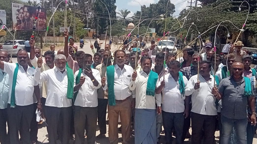 <div class="paragraphs"><p>Protests against the state government for releasing water to Tamil Nadu, from KRS dam in Srirangapatna taluk, Mandya district.</p></div>