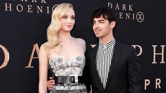 <div class="paragraphs"><p>Actor Sophie Turner poses with  Joe Jonas. </p></div>