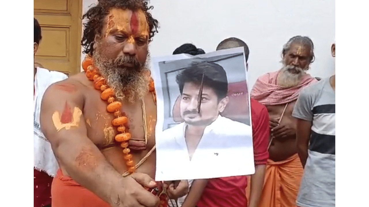 <div class="paragraphs"><p>Paramhans Acharya, the chief priest of the Tapaswi Chawni temple of Ayodhya, has threatened to behead&nbsp;Udhayanidhi Stalin.</p></div>