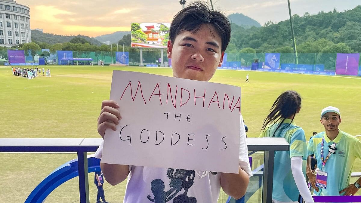 <div class="paragraphs"><p>Chinese cricket followers Jun Yu, a big fan of Indian Women's cricket team vice captain Smriti Mandhana, at the cricket ground, during the 19th Asian Games, in Hangzhou.</p></div>