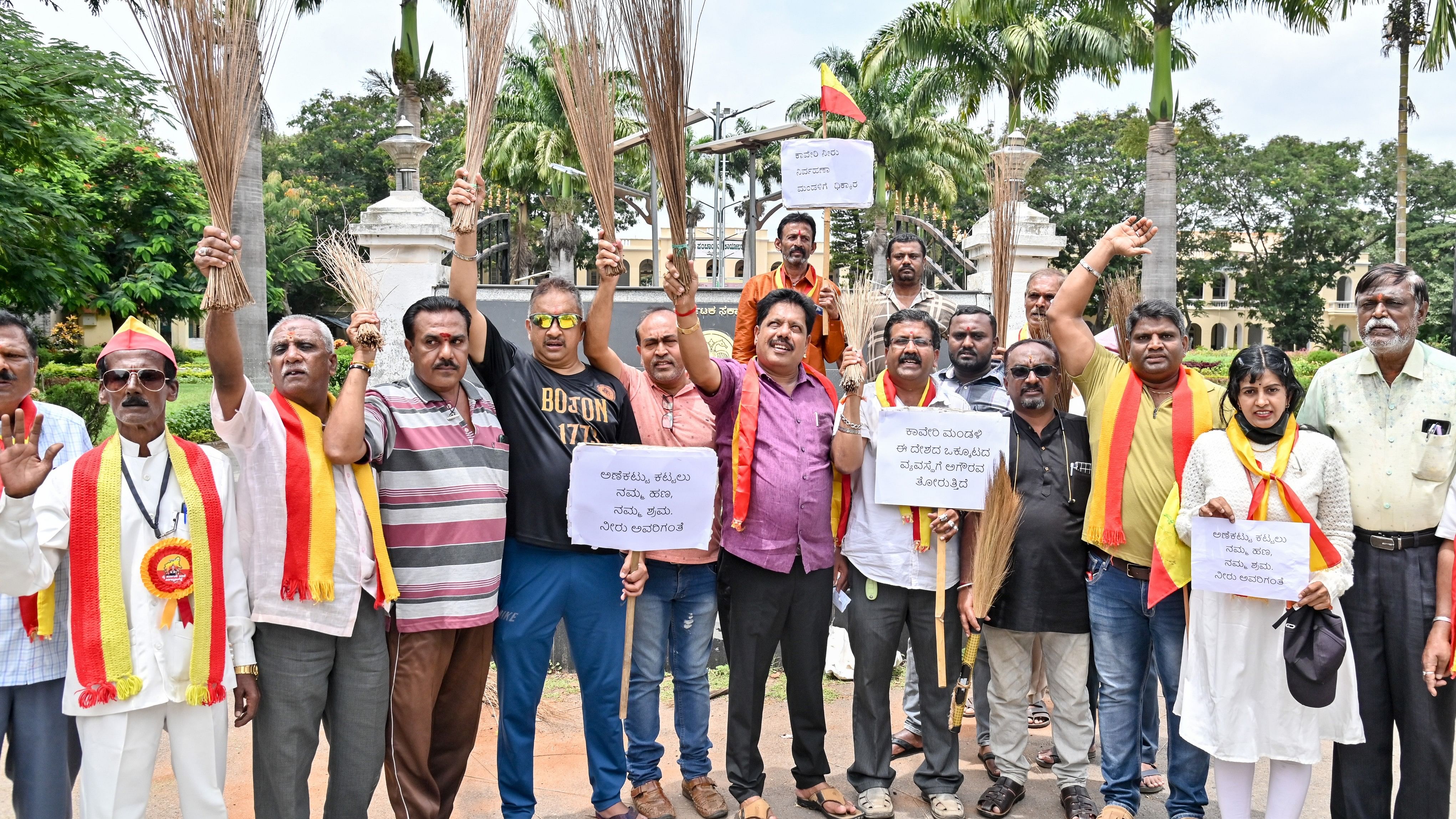<div class="paragraphs"><p>The members of Karnataka Sena Pade and Akhila Karnataka Vokkaligara Association staged a Porake Chaluvali (holding brooms), urging the government not to release water to Tamil Nadu in Mysuru on Thursday. </p></div>