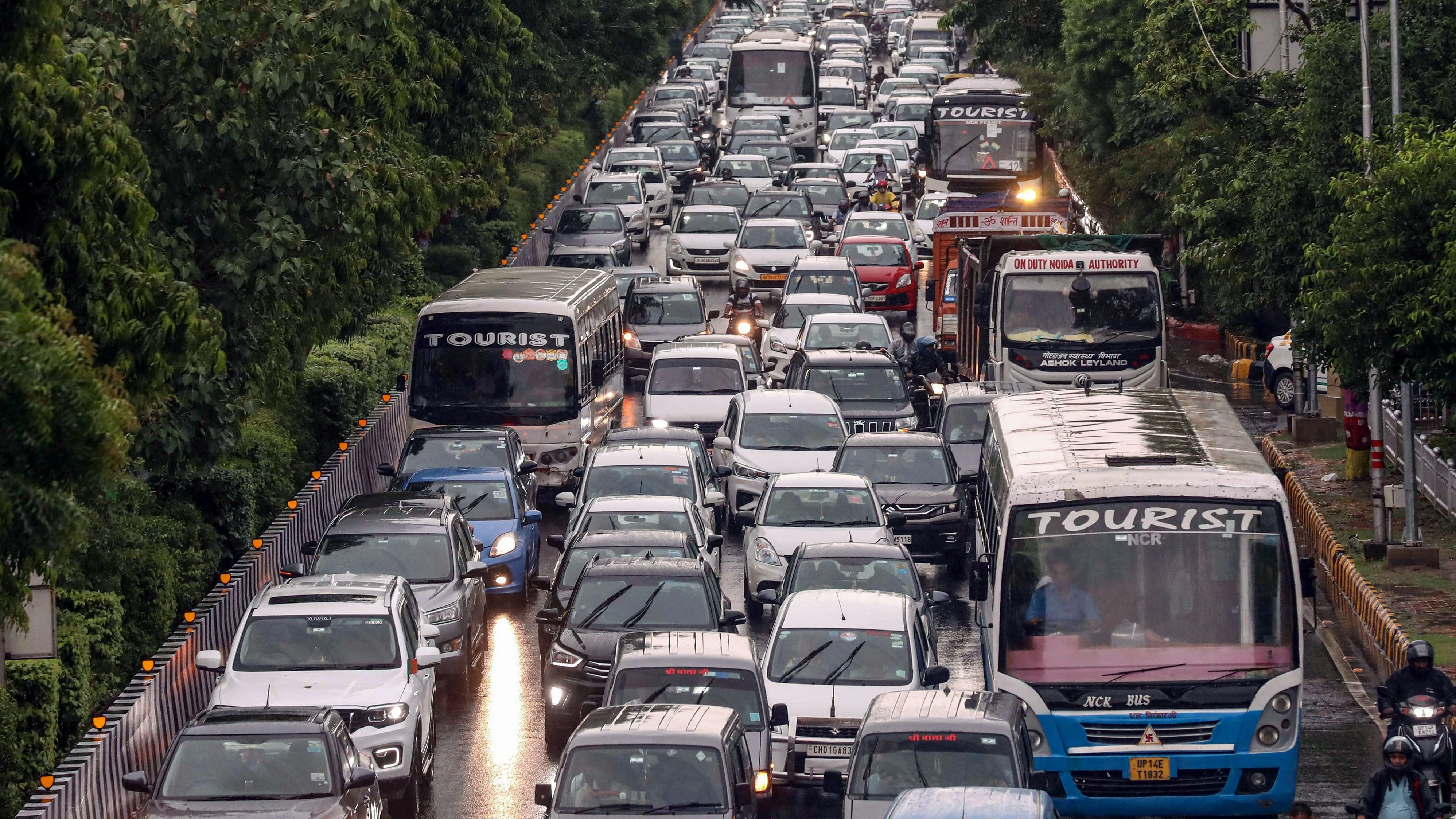 <div class="paragraphs"><p>Vehicles stuck in a traffic jam on Delhi-Noida Direct Flyway during rain in Noida.</p></div>