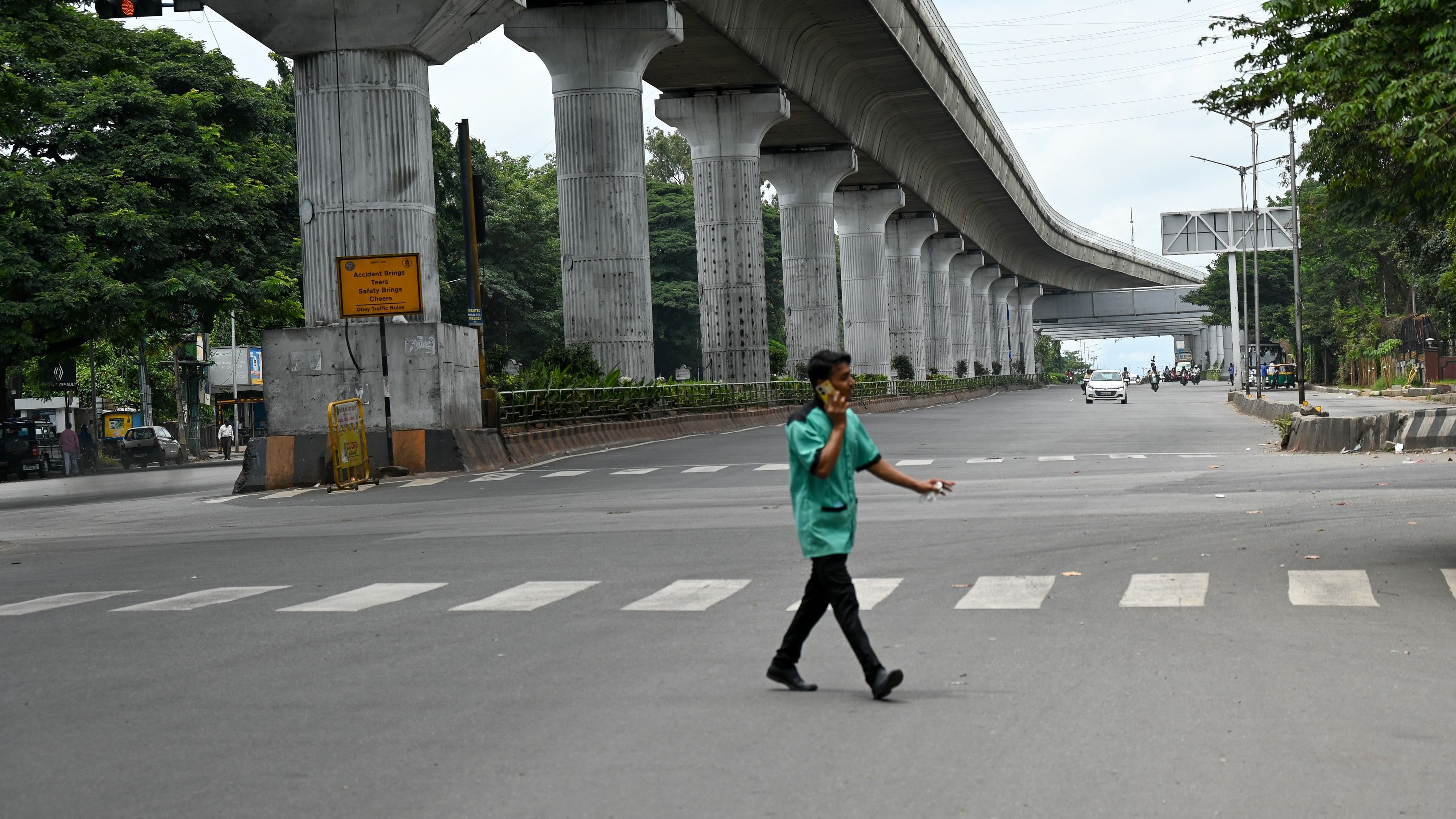 <div class="paragraphs"><p>A deserted road in Goraguntepalya, Bengaluru, on Friday. </p></div>