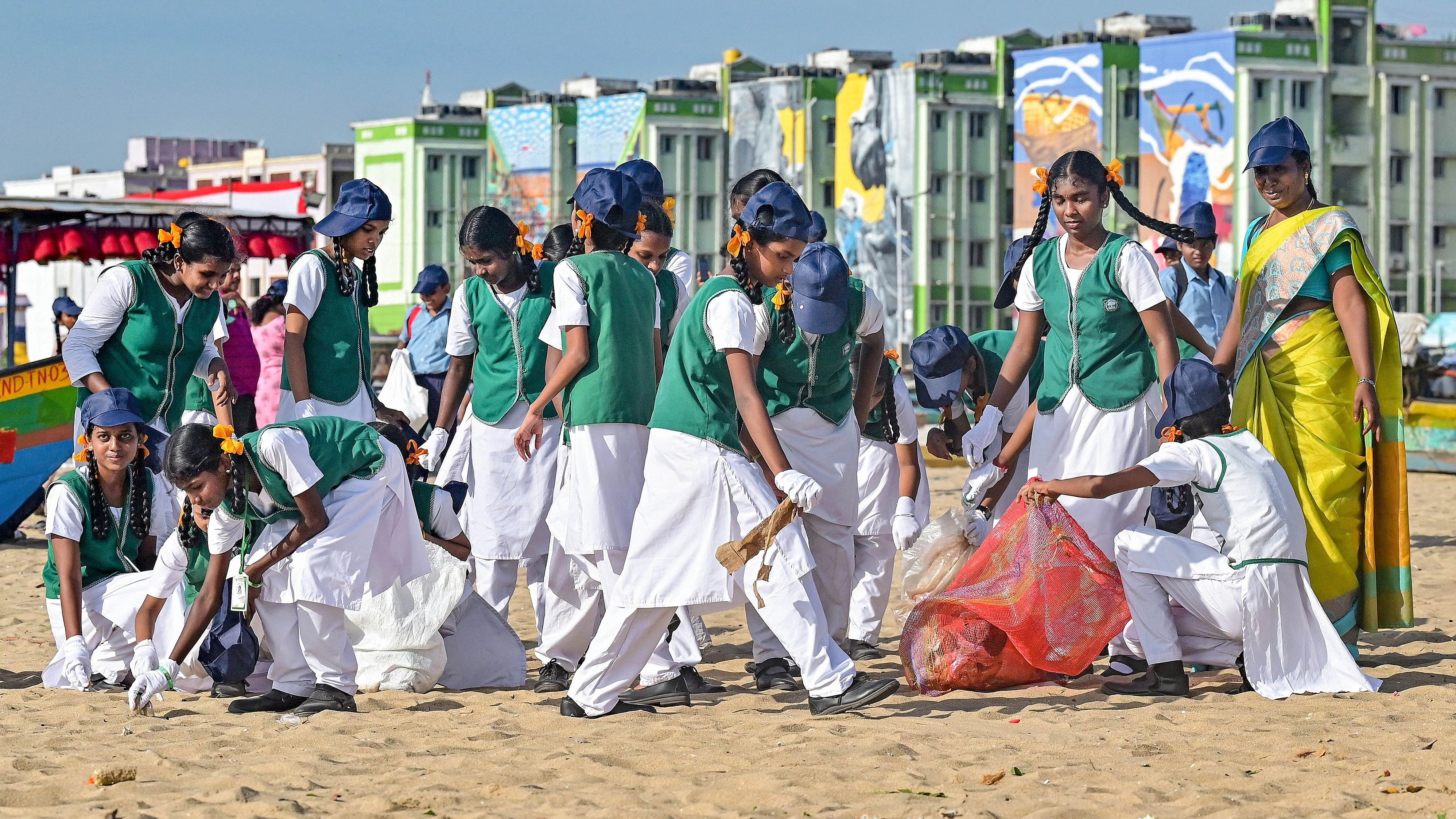 <div class="paragraphs"><p>Students take part in a cleanliness drive at Marina Beach, in Chennai, Saturday, Sept. 16, 2023. </p></div>