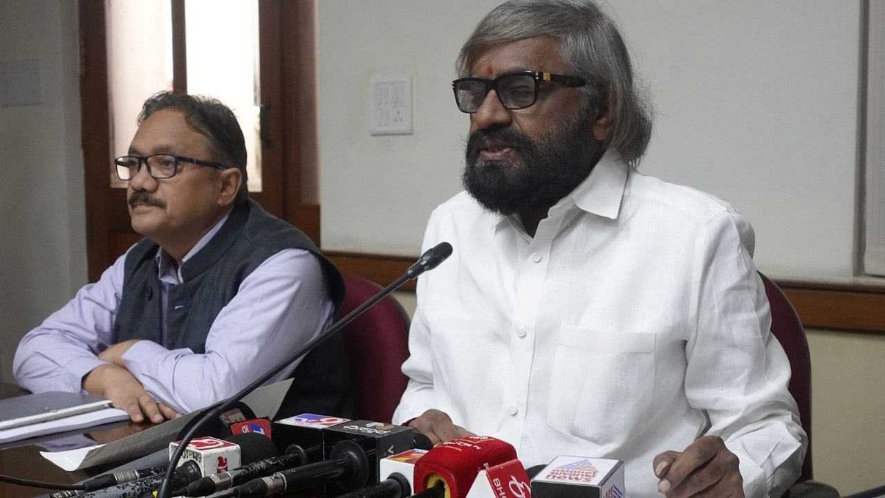 <div class="paragraphs"><p>Forest, Ecology and Environment Minister Eshwar B Khandre (right) addressing the media along with Additional Chief Secretary Jawaid Akhtar in Bengaluru on Tuesday. </p></div>