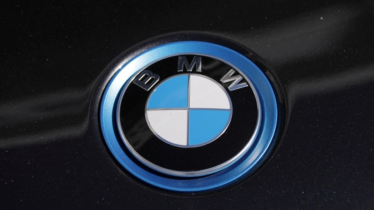 <div class="paragraphs"><p>The BMW logo. </p></div>