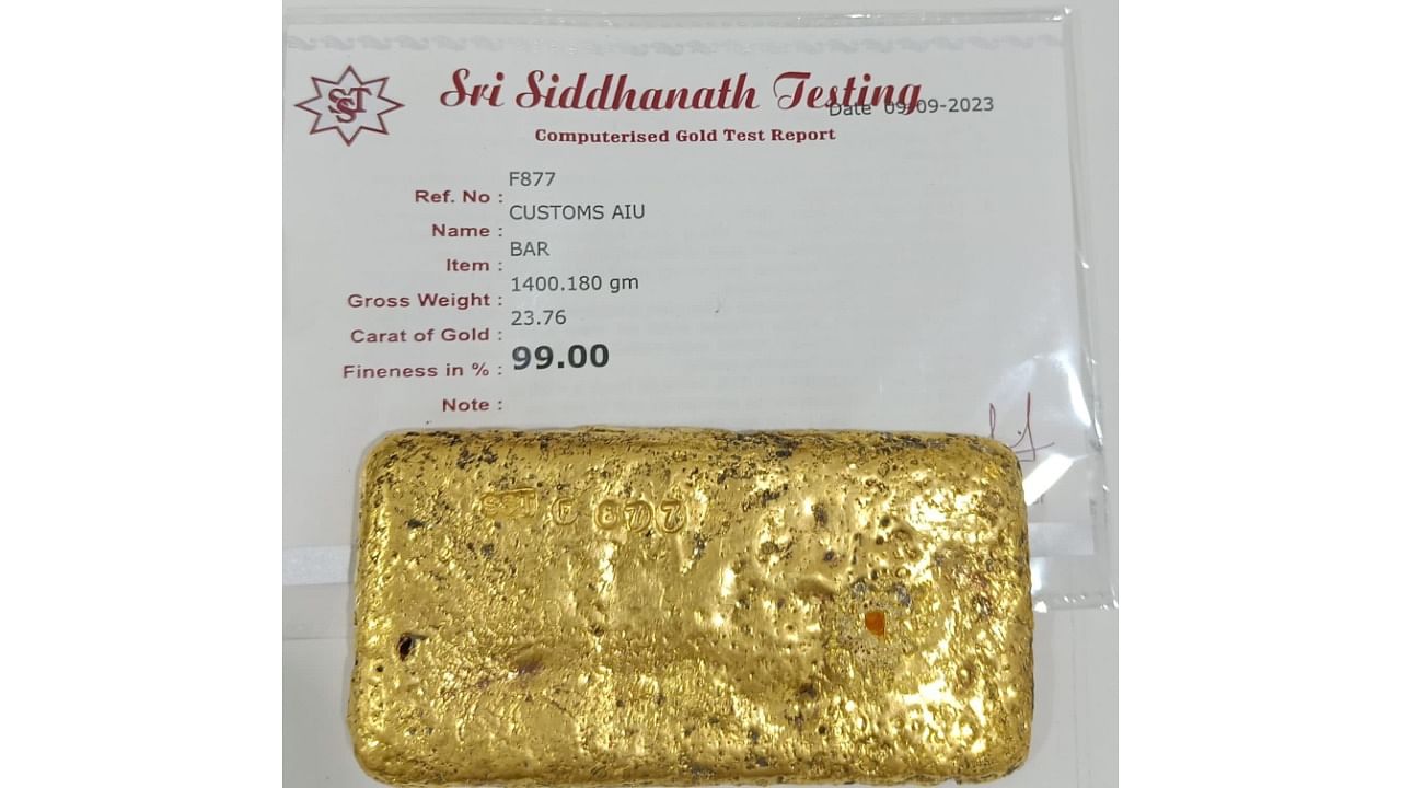 <div class="paragraphs"><p>One of the two gold bars sourced from the paste hidden in the insulation tape. </p></div>
