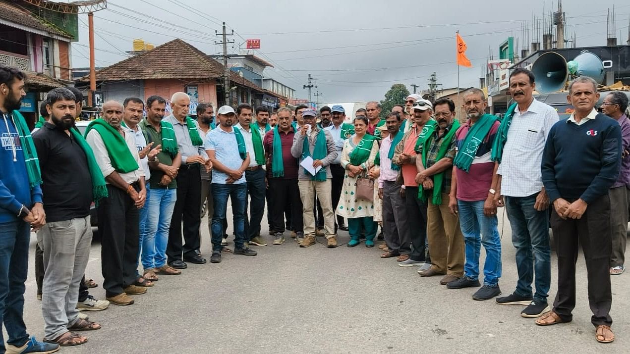 <div class="paragraphs"><p>Rajya Raitha Sangha workers stage a protest as a part of the Karnataka bandh call given by Kannada Okkuta at Gonikoppa in Kodagu on Friday. <br></p></div>