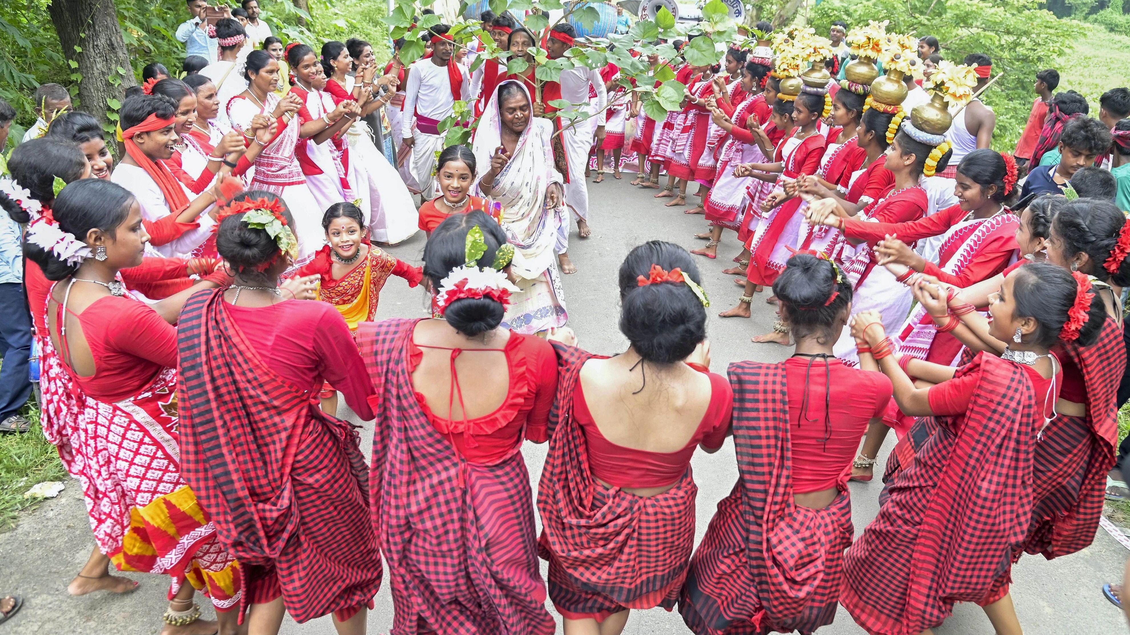 <div class="paragraphs"><p>Tribal women dance on the occasion of 'Karam' festival, in Nadia, Monday, Sept. 25, 2023.</p></div>