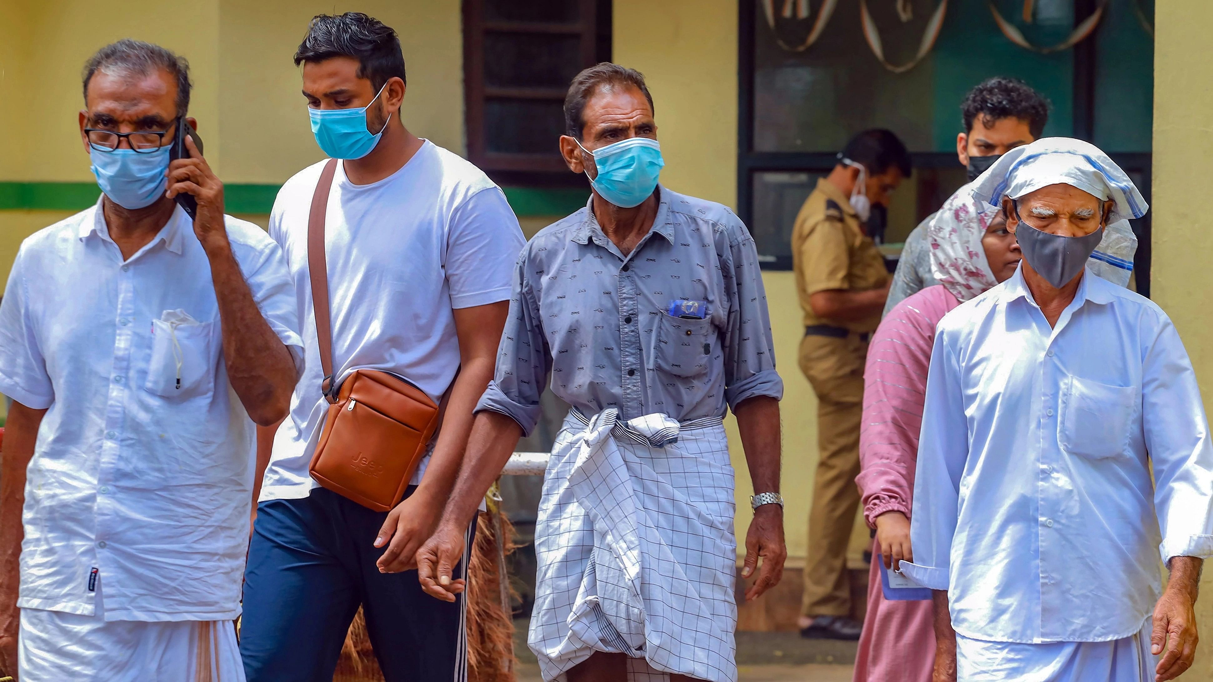 <div class="paragraphs"><p>People wear masks at a medical college after the Nipah virus alert, in Kozhikode.</p></div>