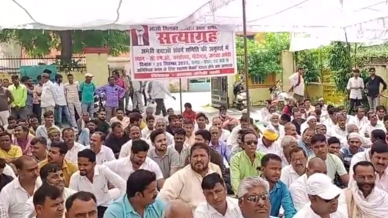 <div class="paragraphs"><p>Dharna going on in Amethi.</p></div>