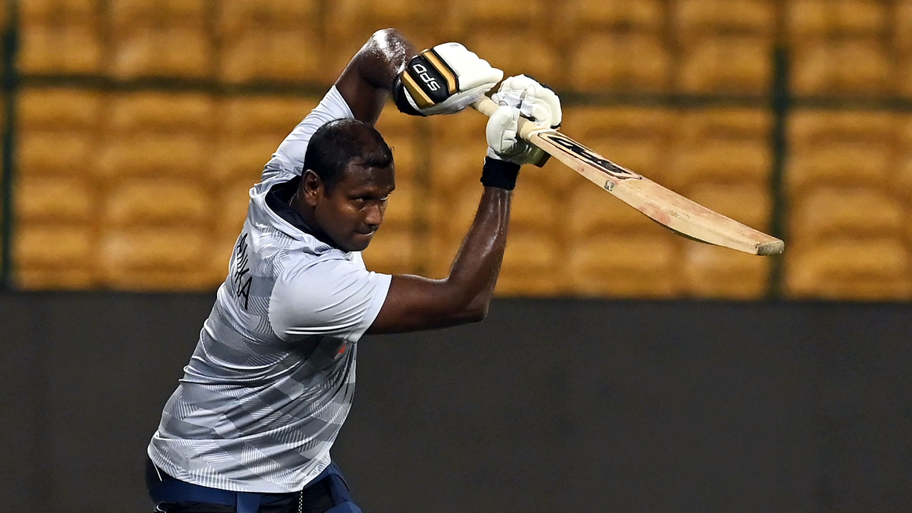 <div class="paragraphs"><p>Sri Lanka’s returning Angelo Mathews trains during a practice session on the eve of their clash against England in Bengaluru on Wednesday. </p></div>