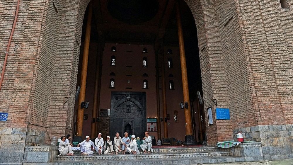 <div class="paragraphs"><p>A group of elderly Muslims outside jamia Masjid.</p></div>