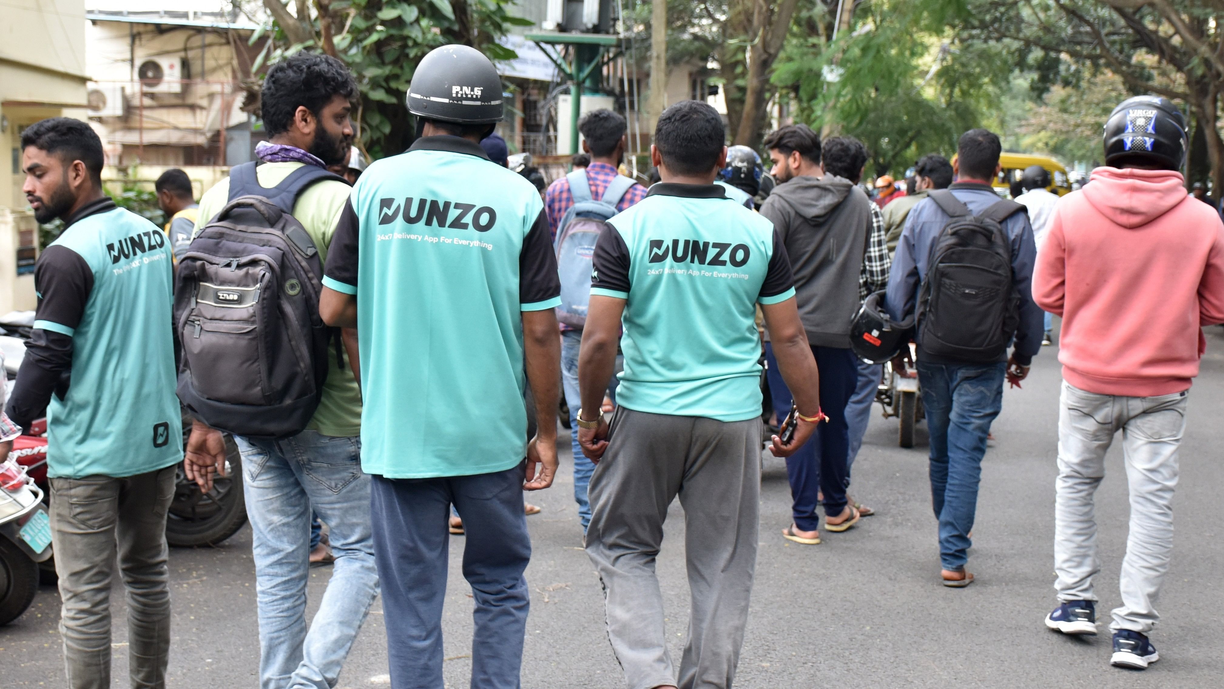 Dunzo delivery boys gathering to the strike against their company at Jayanagar in Bengaluru on Tuesday. DH Photo by B K Janardhan