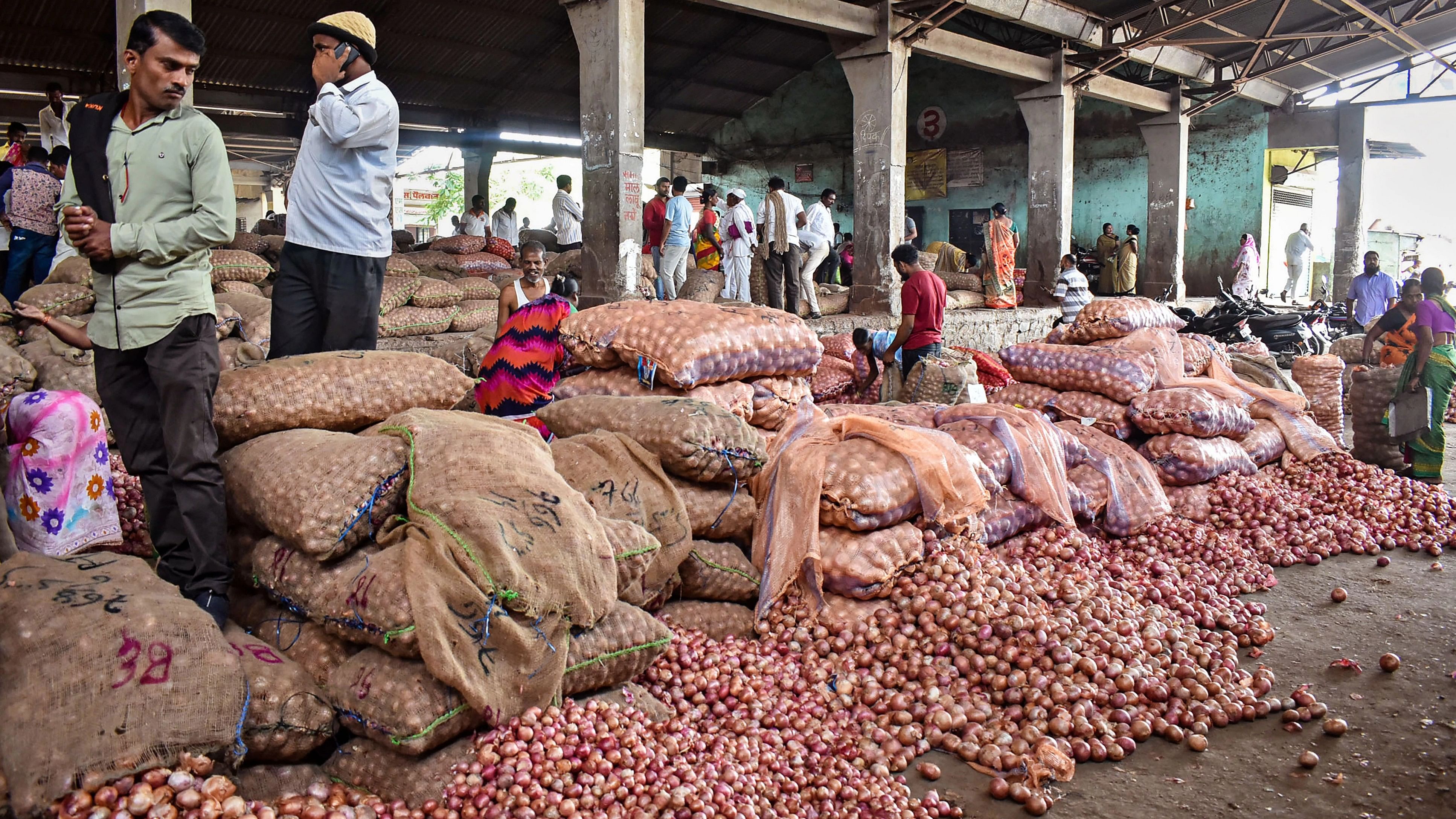 <div class="paragraphs"><p> Workers sort onions at the APMC Market, in Solapur.</p></div>