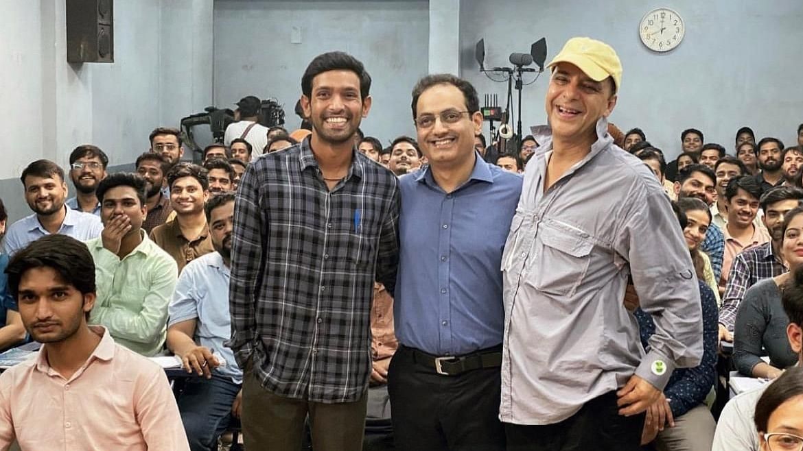 <div class="paragraphs"><p>Vikas Divyakirti flanked by&nbsp;Vikrant Massey and Vidhu Vinod Chopra on the sets of <em>12th Fail</em>.</p></div>