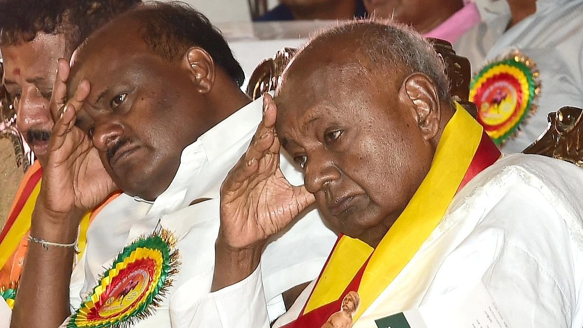 <div class="paragraphs"><p>JDS State President HD Kumaraswamy and former Prime Minister HD Deve Gowda.</p></div>