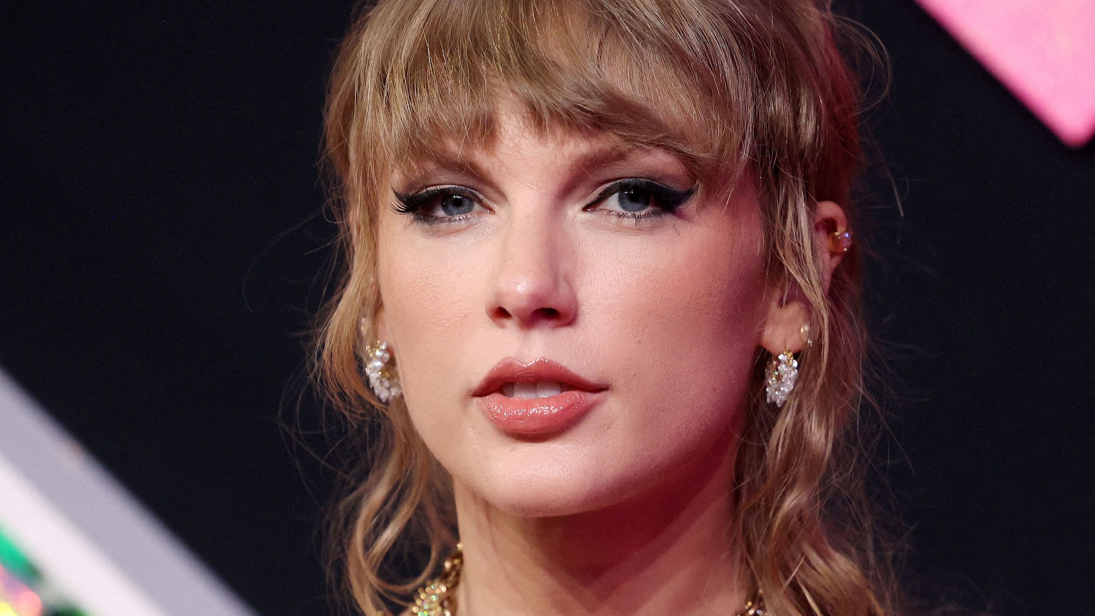 <div class="paragraphs"><p>Taylor Swift.</p></div>