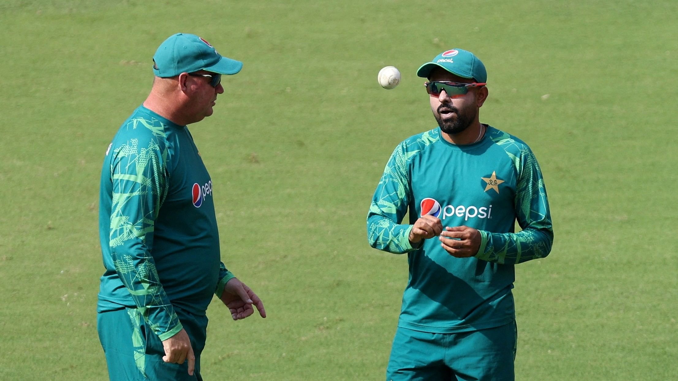 <div class="paragraphs"><p>Pakistan team director Mickey Arthur and Babar Azam during practice</p></div>