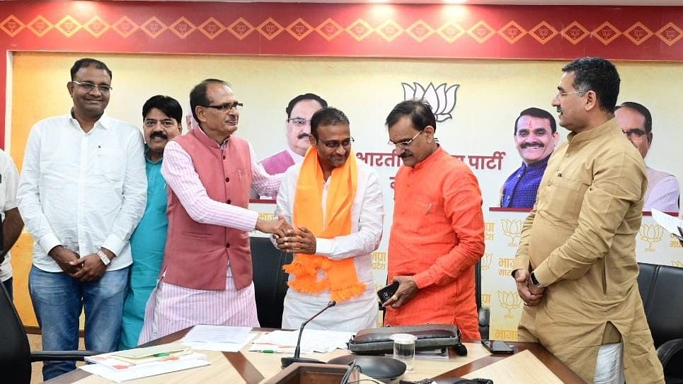 <div class="paragraphs"><p>Congress MLA Sachin Birla joins BJP.</p></div>