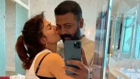 <div class="paragraphs"><p>A leaked photo of Jacqueline planting a kiss on Sukesh Chandrasekhar’s cheeks.</p></div>