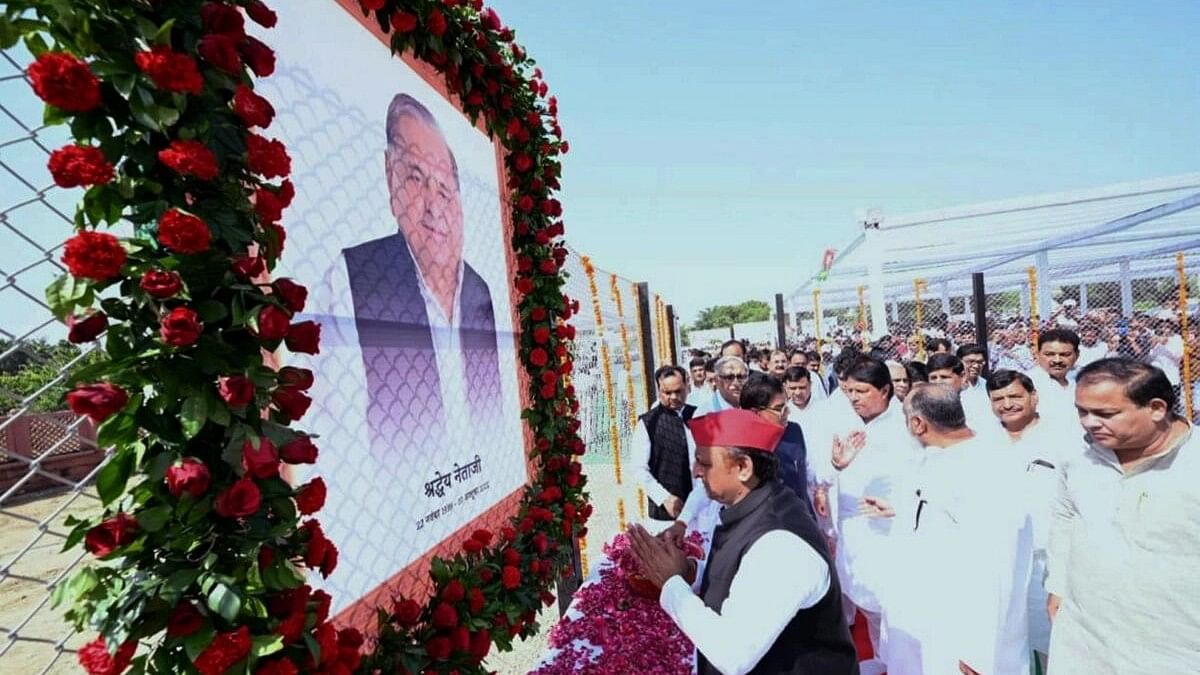 <div class="paragraphs"><p>Samajwadi Party chief Akhilesh Yadav pays tribute to party founder Mulayam Singh Yadav on his death anniversary, in Saifai village</p></div>