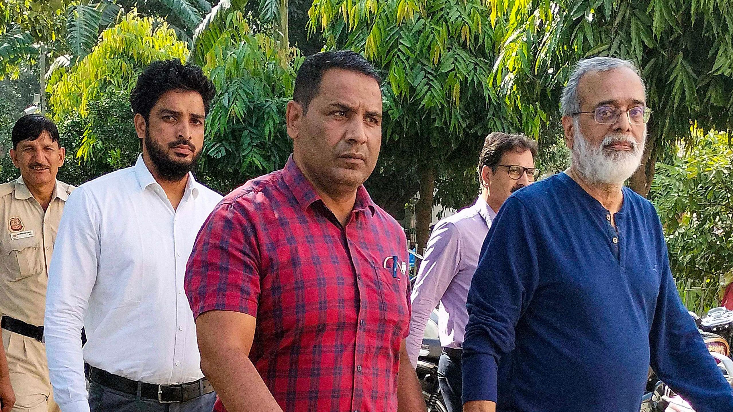 <div class="paragraphs"><p>NewsClick founder Prabir Purkayastha being brought to the Patiala House Court.</p></div>