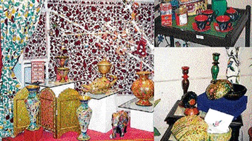 <div class="paragraphs"><p>Kashmiri handicraft and handlooms items.</p></div>