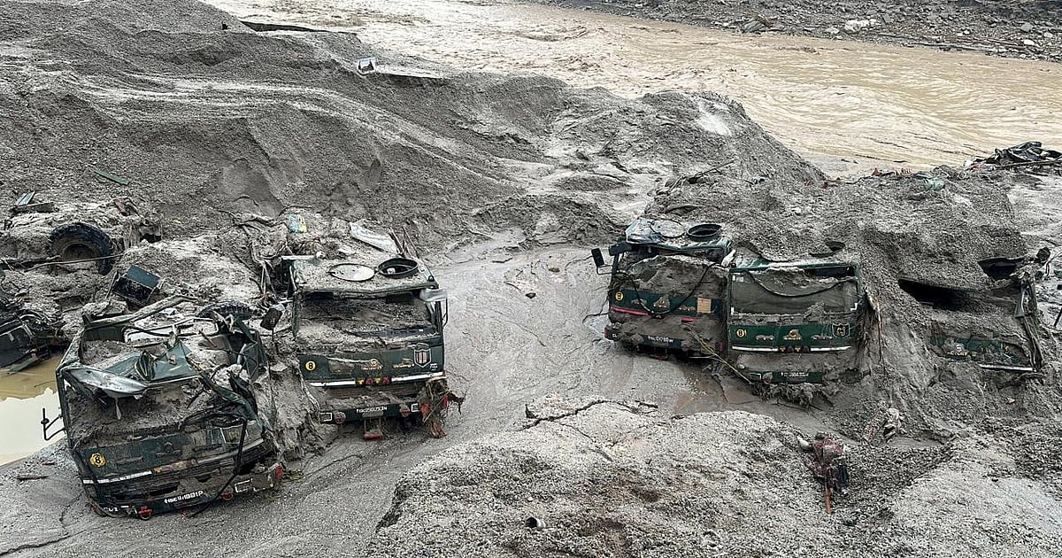 450 Bengal tourists still stranded in Sikkim, 11 people missing, 18 bodies recovered 450 Bengal tourists still stranded in Sikkim, 11 people missing, 18 bodies recovered