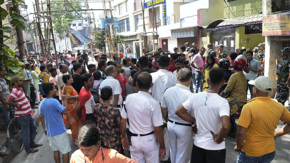 <div class="paragraphs"><p>Locals and TMC workers gather outside the residence of Kolkata Mayor Firhad Hakim where CBI conducting raid in connection with the alleged Municipality recruitment scam, in Kolkata, Sunday, Oct. 8, 2023.</p></div>