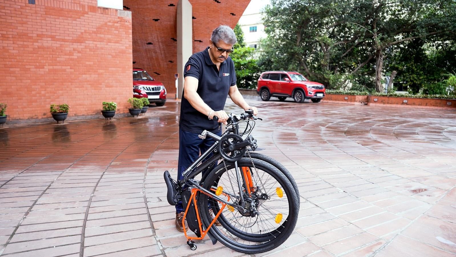 <div class="paragraphs"><p>Anand Mahindra with&nbsp;world’s first foldable diamond frame e-bike.</p></div>