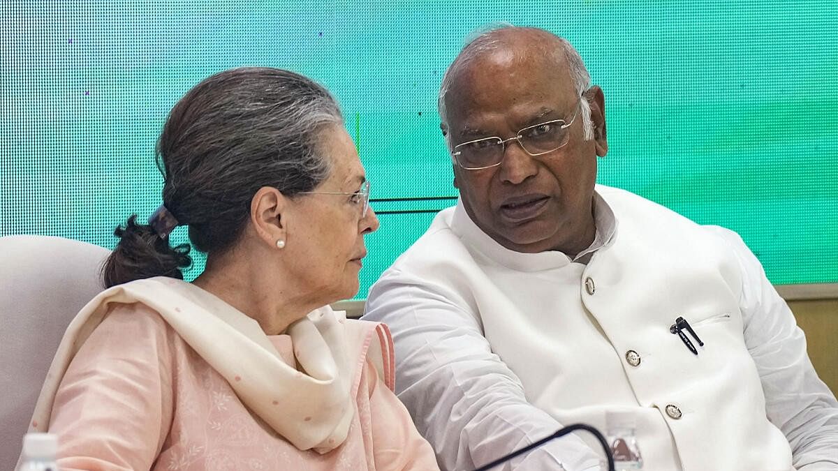 <div class="paragraphs"><p>Congress President Mallikarjun Kharge with party leader Sonia Gandhi.</p></div>