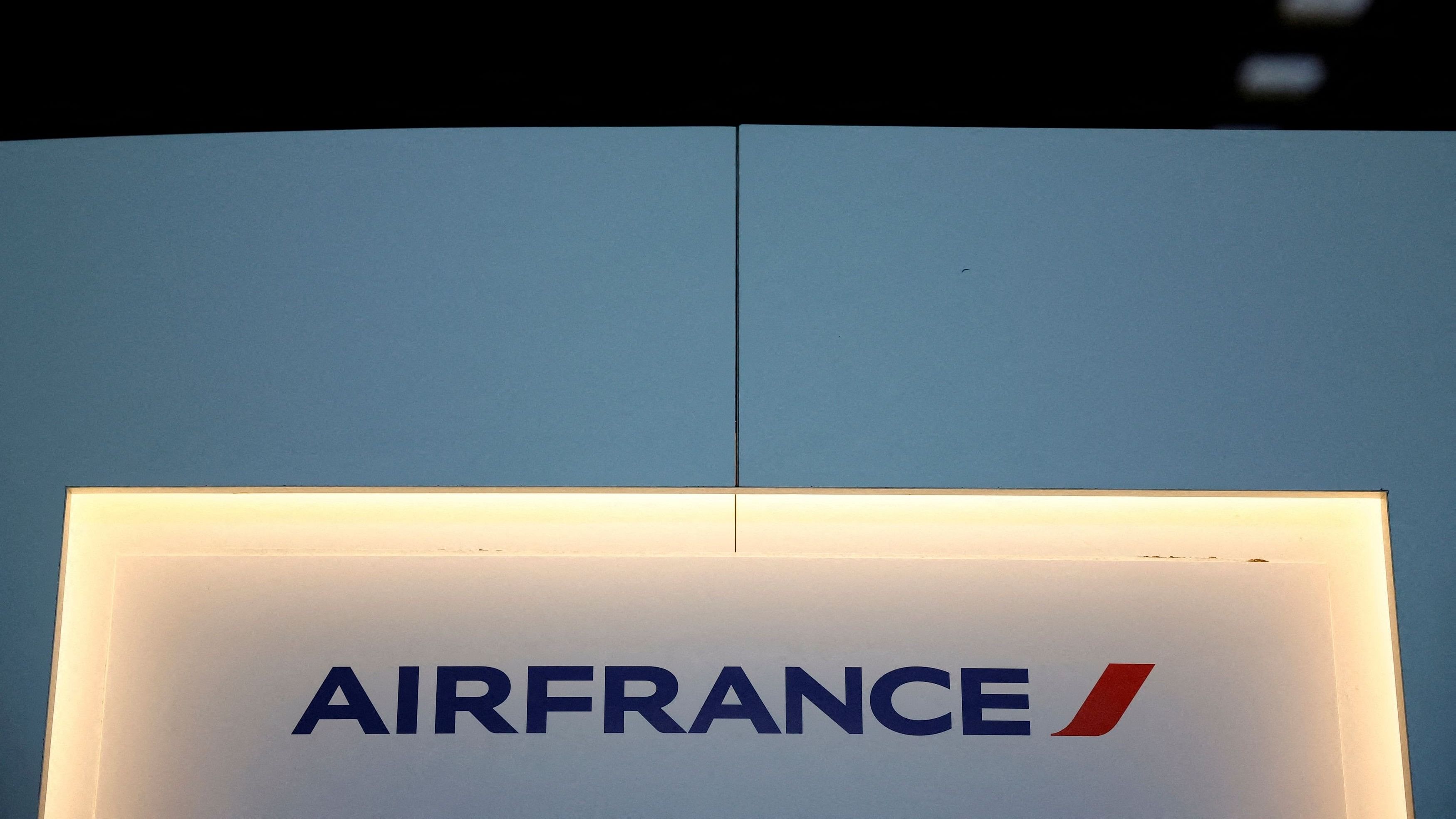 <div class="paragraphs"><p>FILE PHOTO: A logo of airline company Air France</p></div>