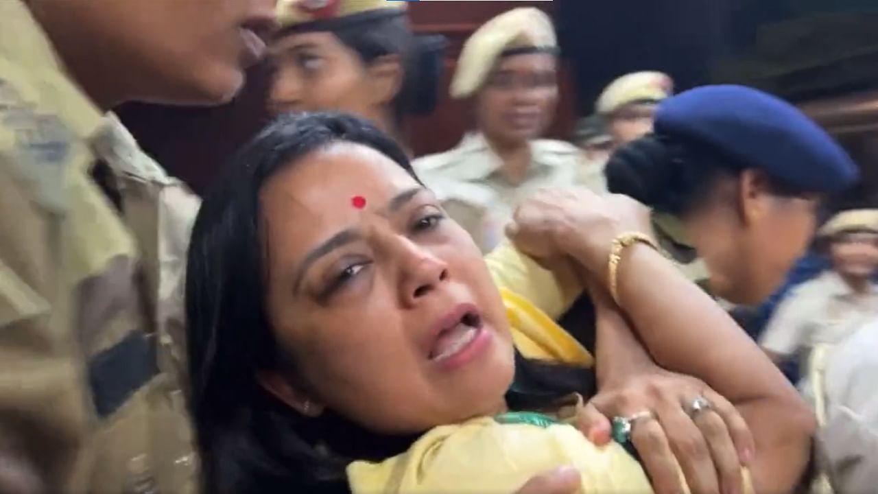 <div class="paragraphs"><p>Screengrab from a video showing Delhi Police action against TMC leader Mahua Moitra.</p></div>