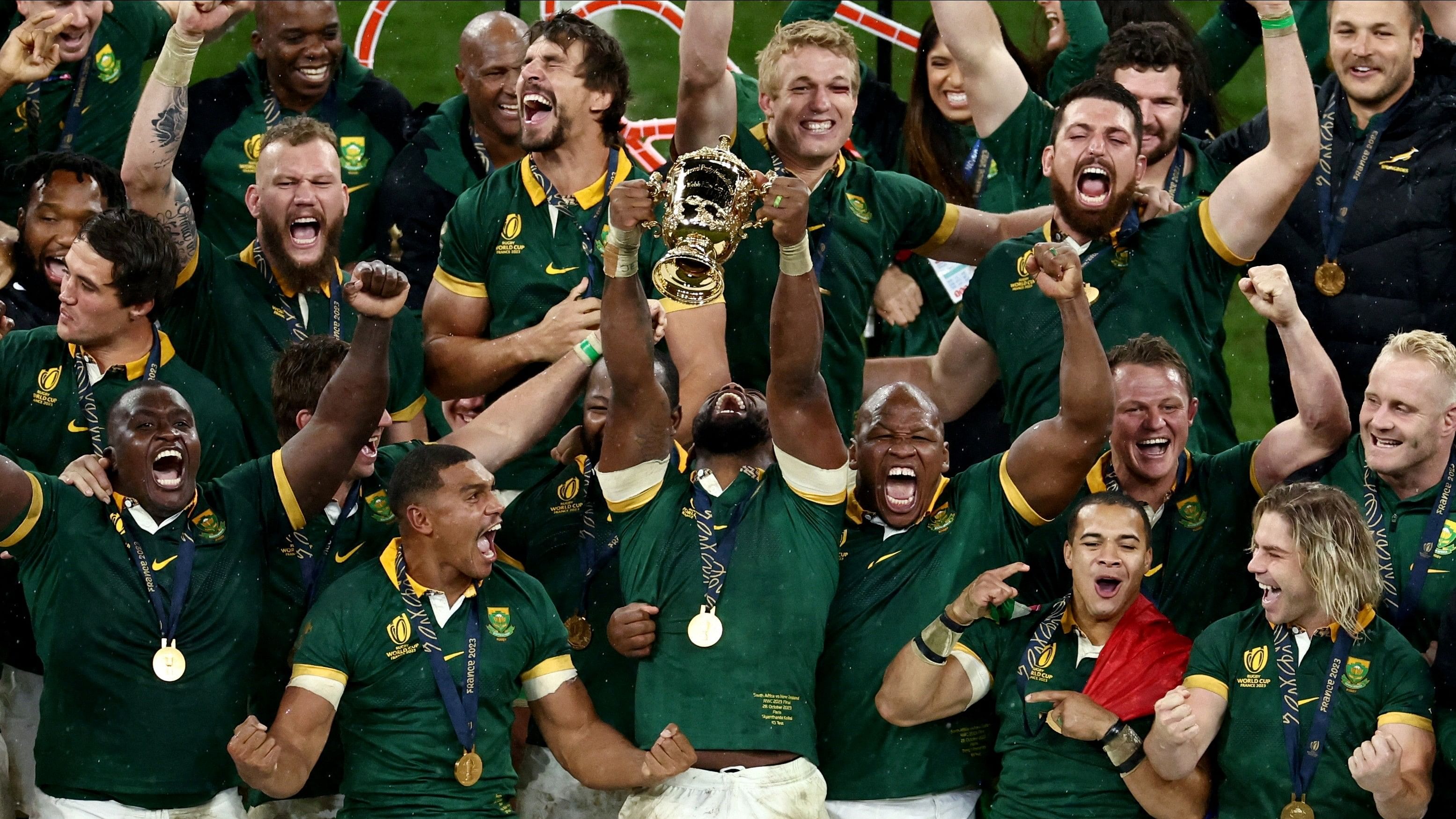 <div class="paragraphs"><p>South Africa's Siya Kolisi lifts The Webb Ellis Cup as they celebrate winning the world cup final with South African president Cyril Ramaphosa.</p></div>