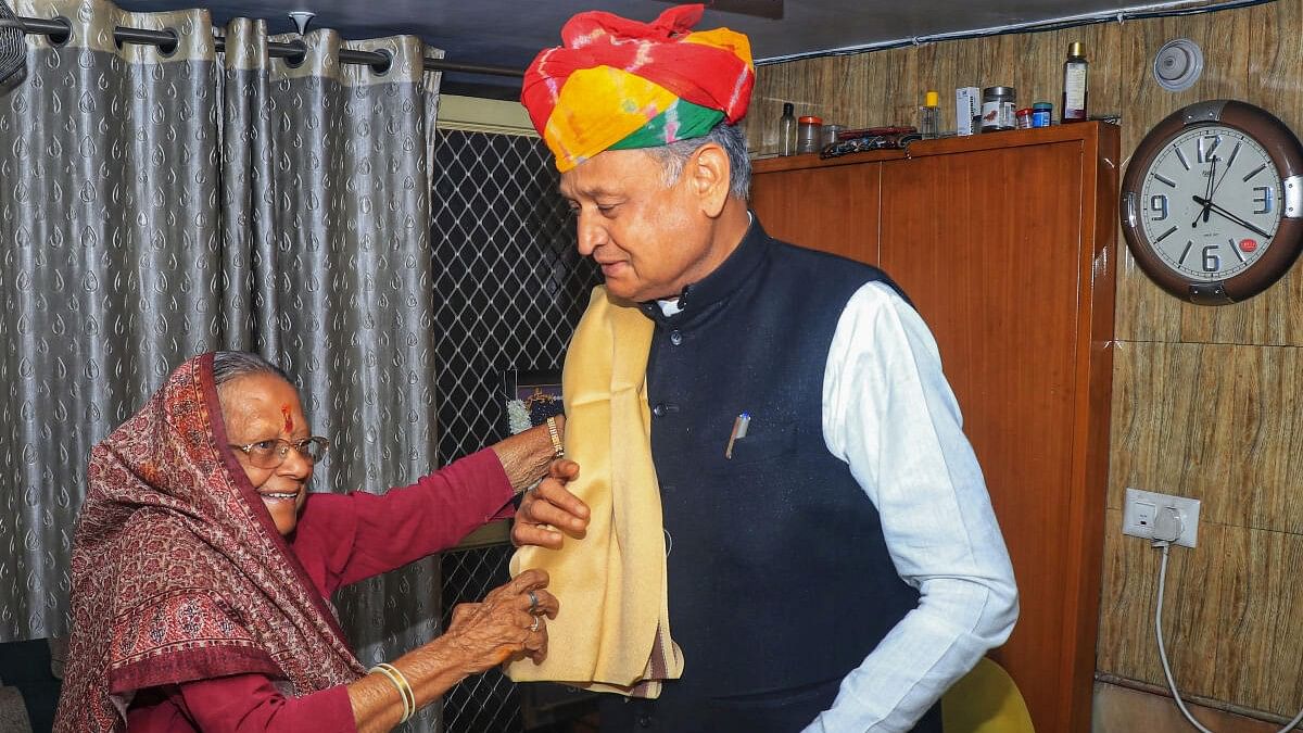 <div class="paragraphs"><p>Rajasthan Chief Minister Ashok Gehlot meets BJP MLA Suryakanta Vyas at her residence, in Jodhpur, Wednesday, Oct. 25, 2023.</p></div>
