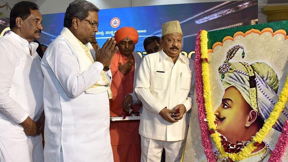 <div class="paragraphs"><p>File Photo: Chief Minister Siddaramaiah pays a floral tribute to a portrait of Tipu Sultan on the occasion of Tipu Jayanti.</p></div>