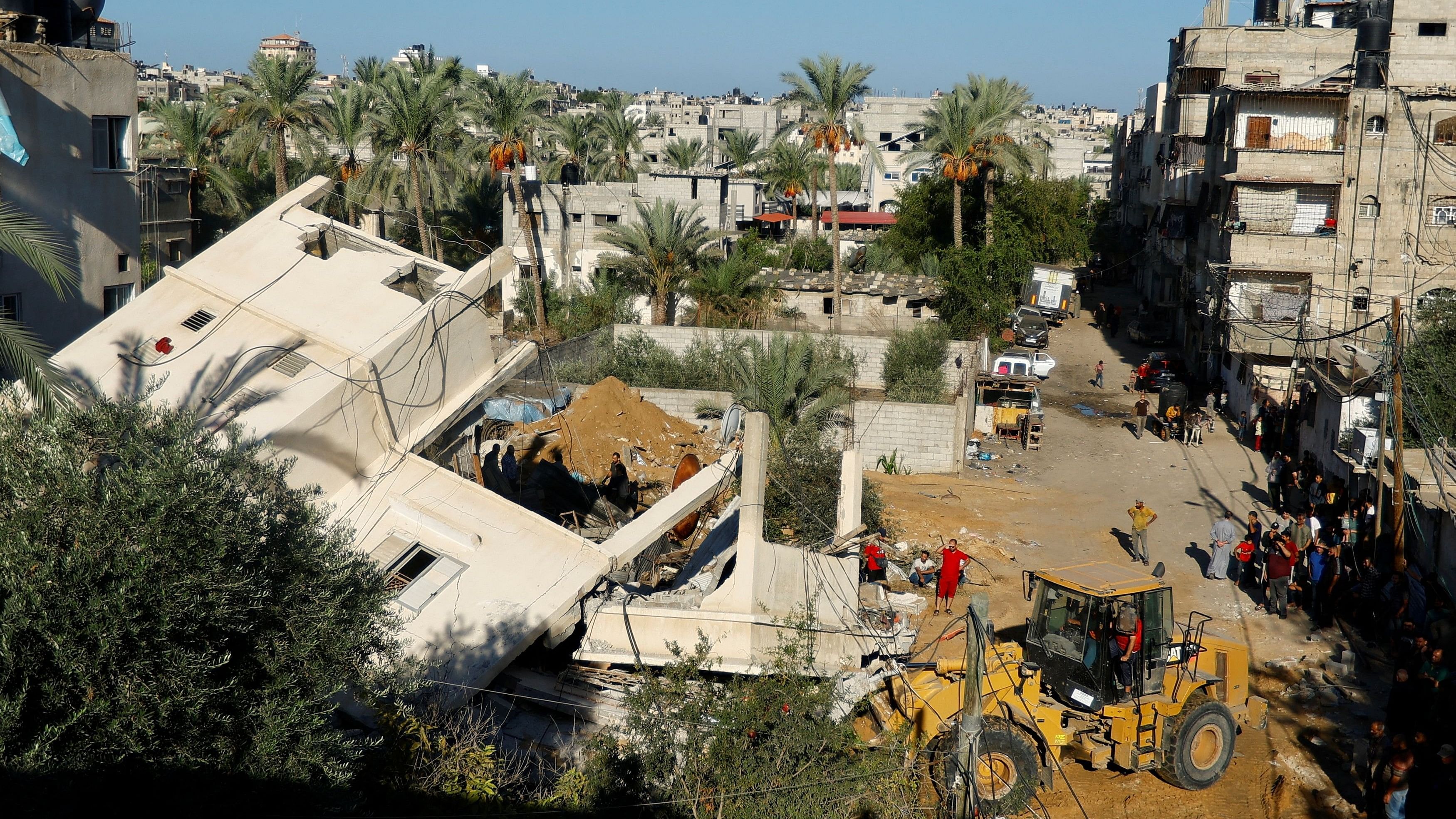 <div class="paragraphs"><p>Palestinians search for casualties at the site of an Israeli strike on a house, in Khan Younis, in the southern Gaza Strip, October 21, 2023.</p></div>