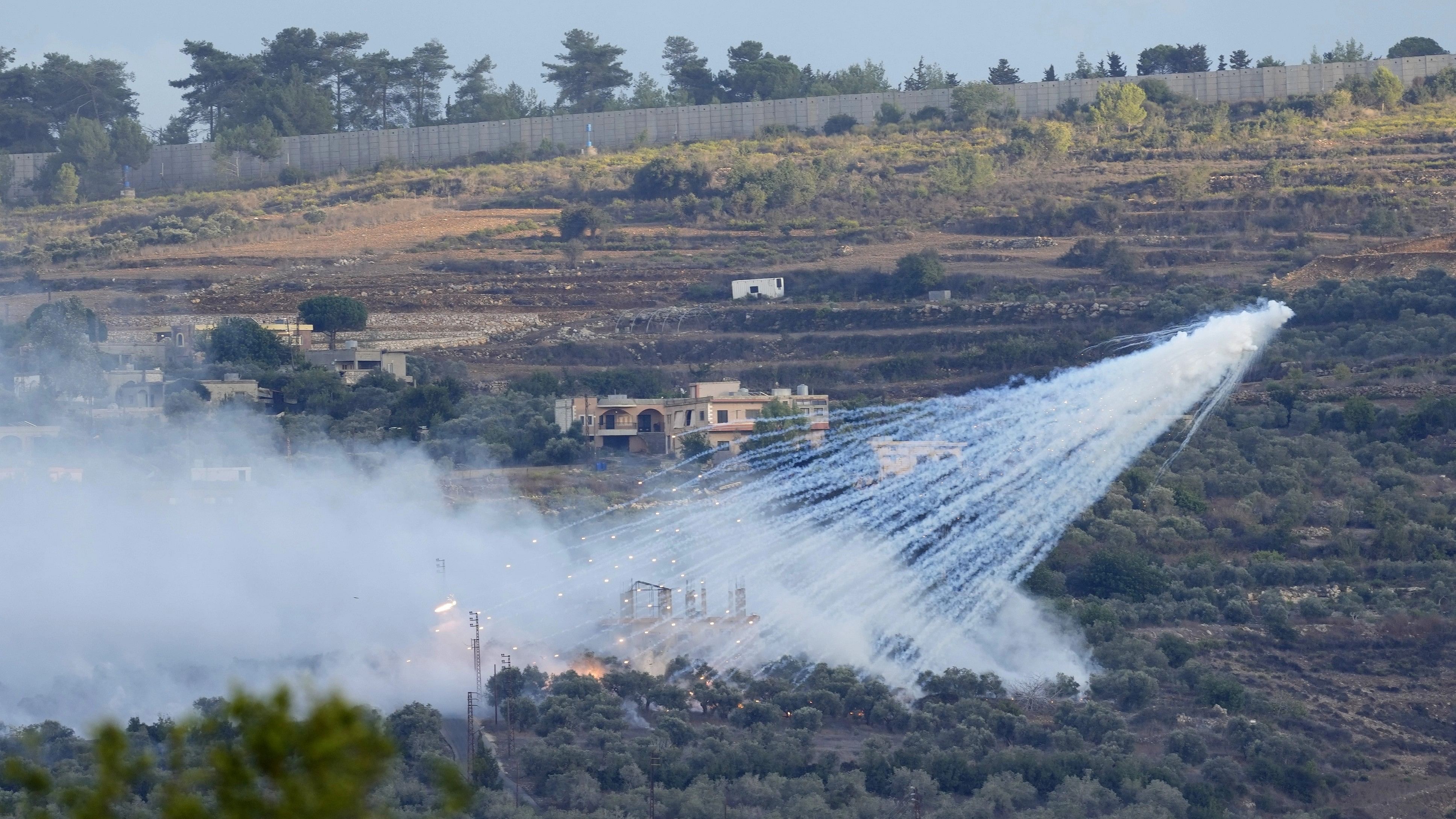 <div class="paragraphs"><p>Israel fired artillery along its northern border with Lebanon on Sunday amid intense clashes with Hezbollah.</p></div>